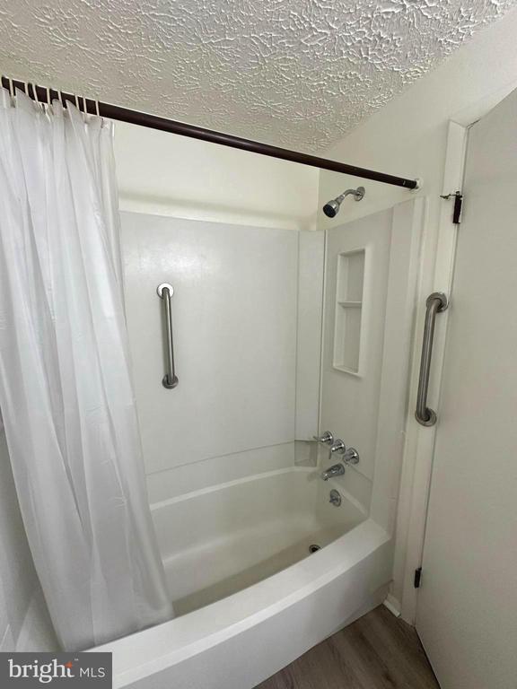 Building Photo - 995L Heather Ridge Dr