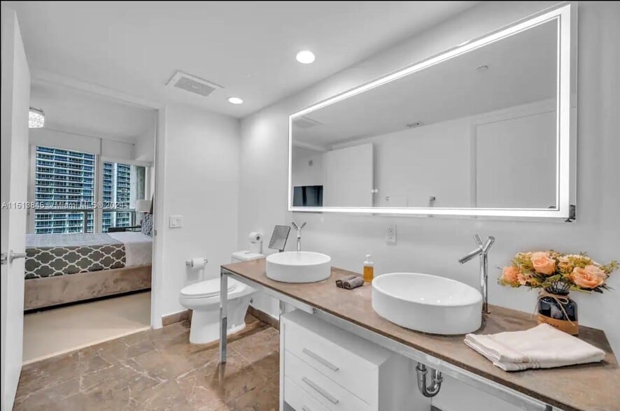 Building Photo - 485 Brickell Ave