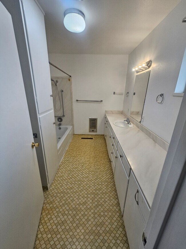 Building Photo - 426 Stanmar Dr