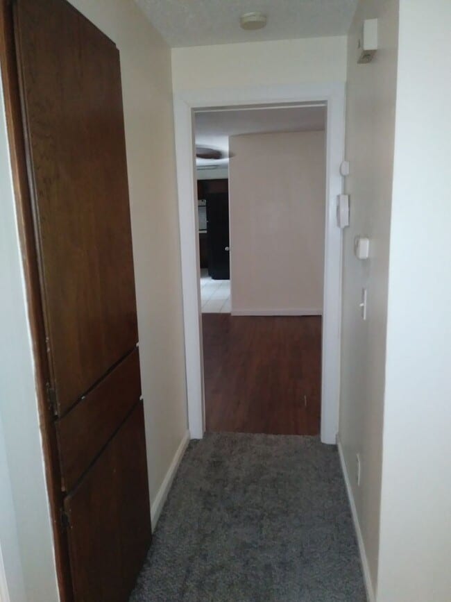 Building Photo - 2 Bed, 1.5 Bath, 2 Car Garage