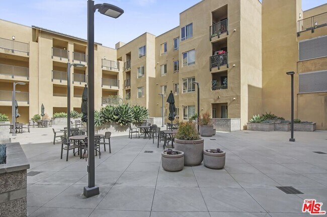 Building Photo - 6400 Crescent Park E