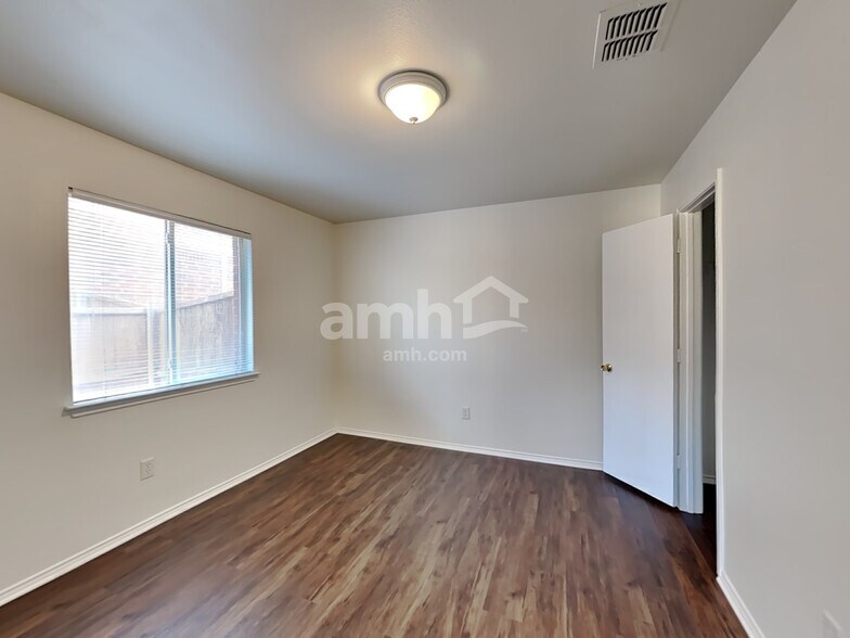 Building Photo - 9109 King Ranch Dr