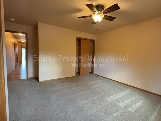 Building Photo - 2737 Sierra Vista Dr