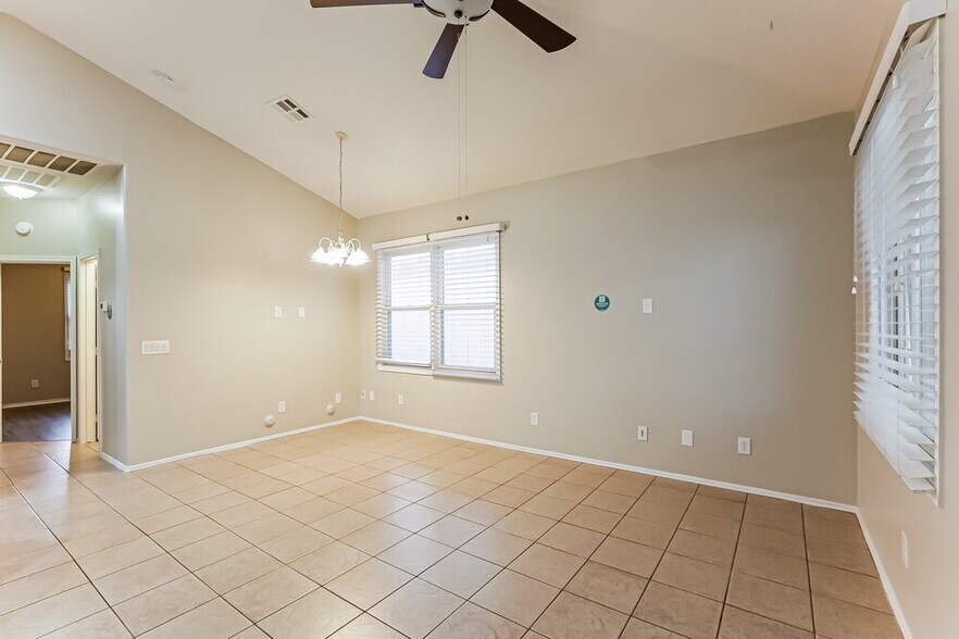 Building Photo - 2121 E Huntington Dr