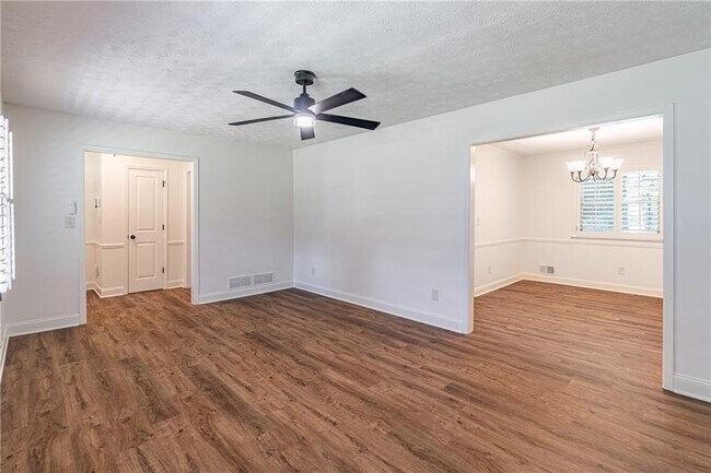 Building Photo - 9630 Pine Thicket Way