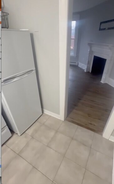 Building Photo - 452 Main St