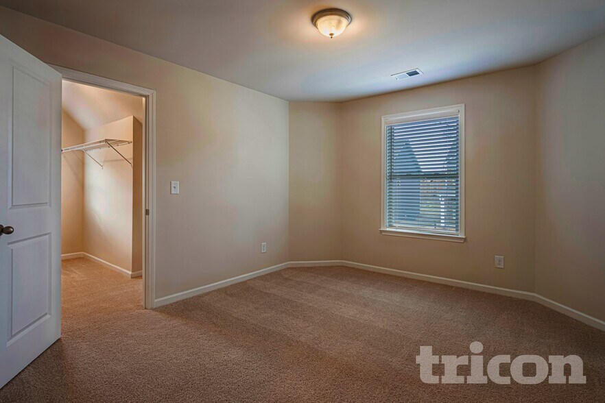 Building Photo - 501 Slyfox Ln