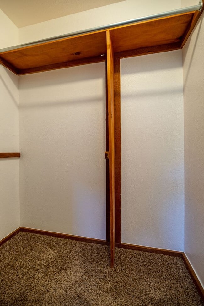 Building Photo - Sweet, Small Private Unit Available Now!