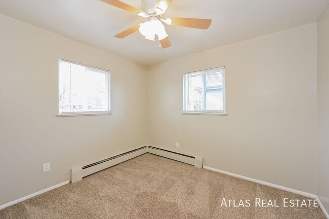 Building Photo - 2 bedroom 1 bath near light rail! Off Stre...