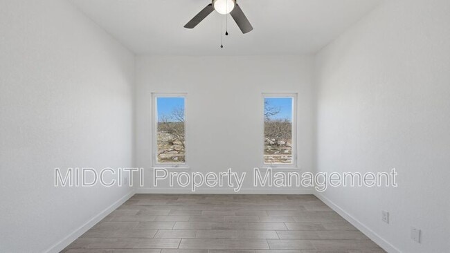 Building Photo - 895 E Mather St