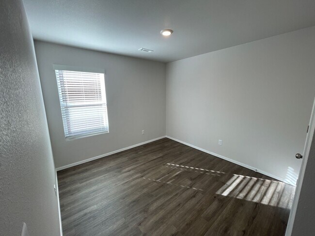 Building Photo - AVAILABLE NOW! Spacious Four Bedroom | Two Bath Home in Barberry Court