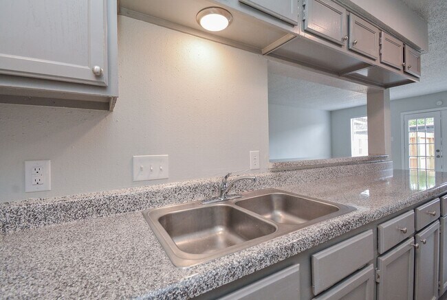 Building Photo - Perfect Townhouse ready for you!