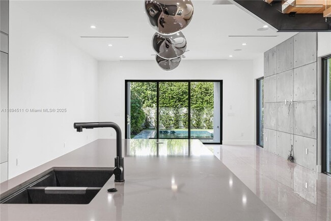 Building Photo - 813 NE 17th Terrace