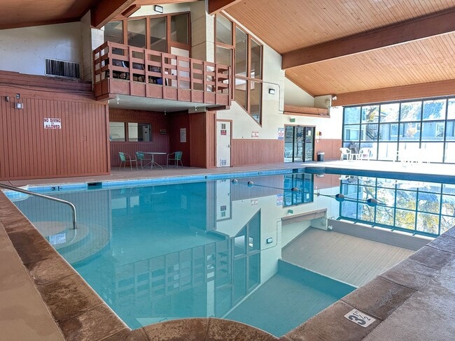 Building Photo - Move-in Incentive! End-Unit Condo in South...