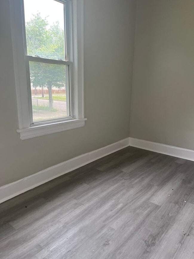 Building Photo - Section 8 Accepted! Spacious newly renovat...