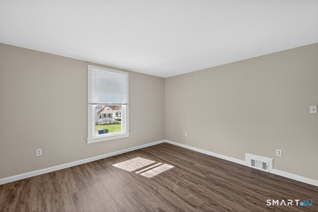 Building Photo - 121 Milldale Ave