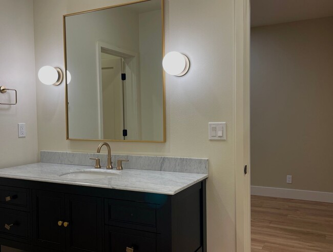 Building Photo - Absolutley stunning custom home in desirab...