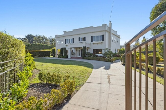 Building Photo - 715 Brewer Dr