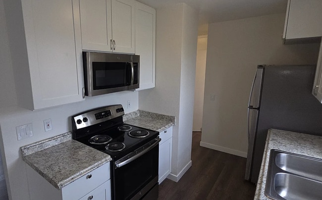 Building Photo - 1702 E 7th St