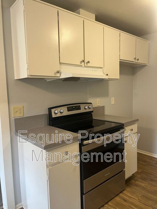 Building Photo - 951 Warwick Ave