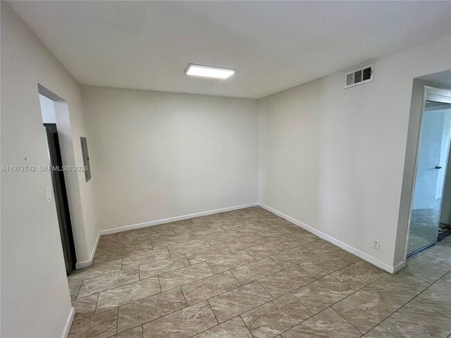 Building Photo - 1958 Monroe St