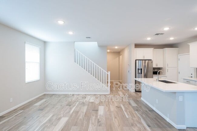Building Photo - 2851 S Central Dr