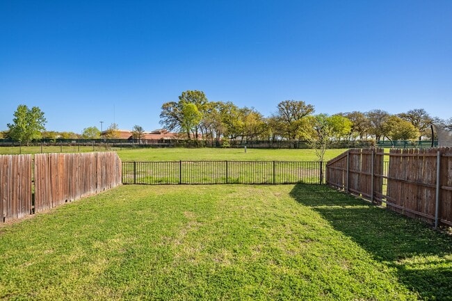 Building Photo - Beautiful 3 Bedroom, 2.5 Bath duplex located in Woodland Estates!