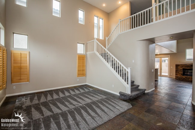 Building Photo - Spacious Home with Casita, Pool & Prime Las Vegas Location!