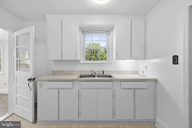 Building Photo - 2917 1st St