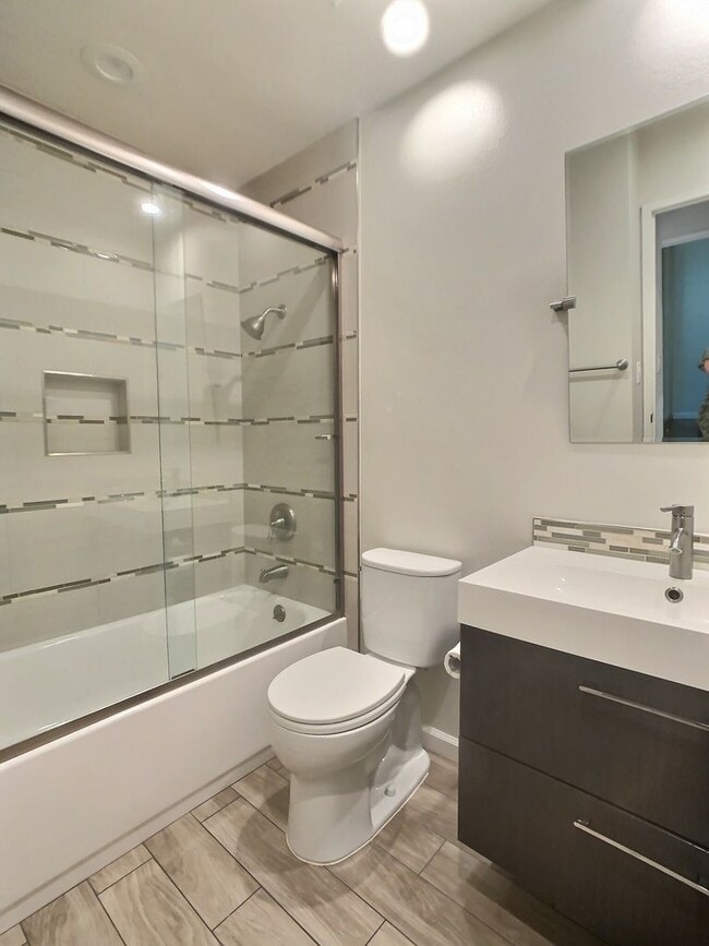 Building Photo - Updated 2 Bedroom /2 Bath Condo in New Hor...