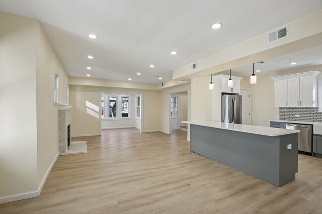 Building Photo - 4 Lincoln Pl