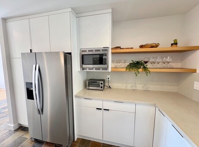 Building Photo - 3 Bedroom, 2 Bathroom Townhouse with a Lak...