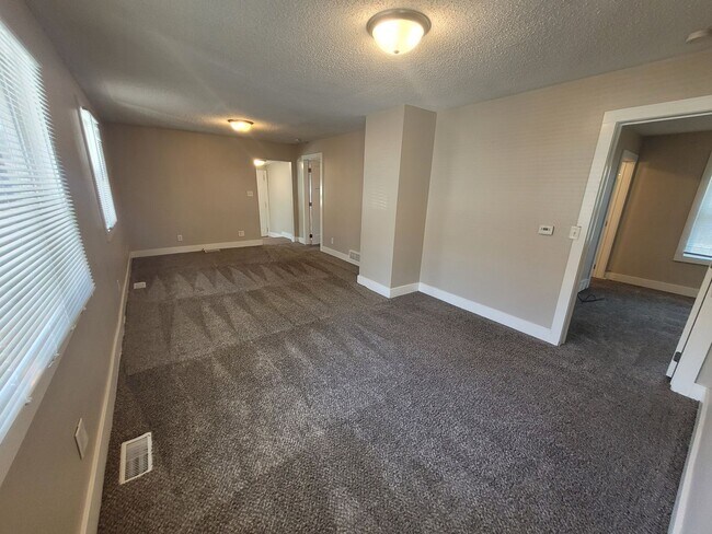 Building Photo - 2 Bedroom, 2 Bathroom Home with large garage!