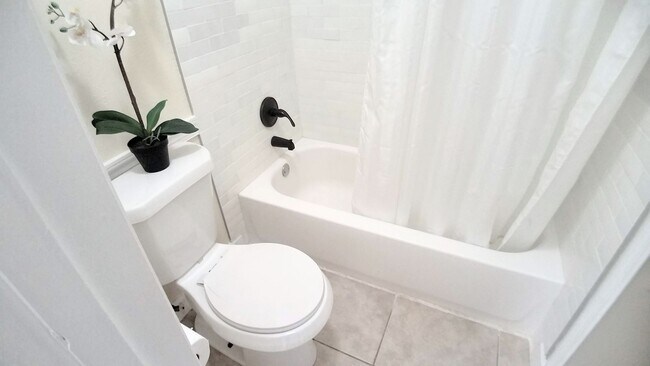 Building Photo - Beautiful  Furnished 1/1 condo x Rent  in Winter Park Next to Full Sail University !