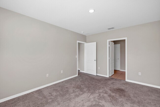 Building Photo - Sunny, Move-In Ready 4-Bed Home in Winter Haven with Modern Finishes and Two-Car Garage