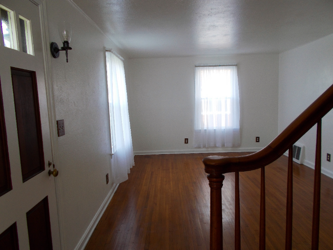 Building Photo - 25 Trumbull Ave SE