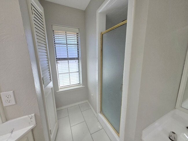 Building Photo - Stunning 4-bd 2.5 bath