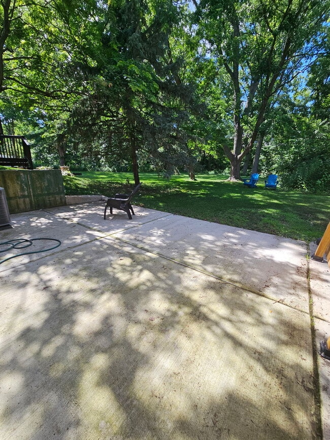 Building Photo - 23W434 Greenbriar Dr
