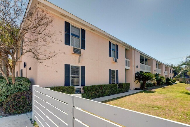 Building Photo - 2057 Middle St