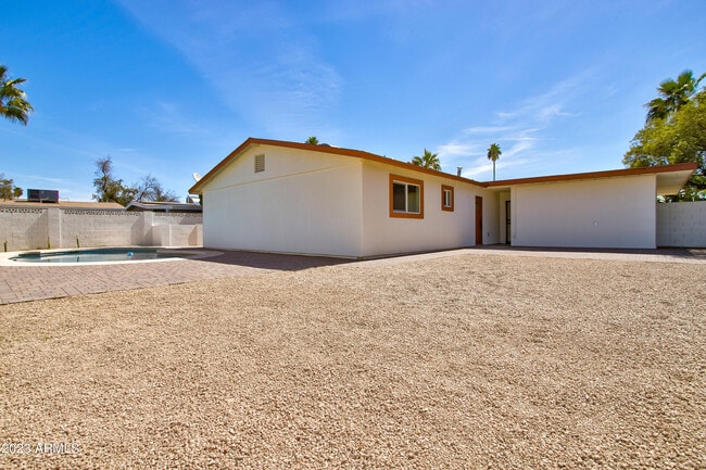 Building Photo - 4806 S La Rosa Dr