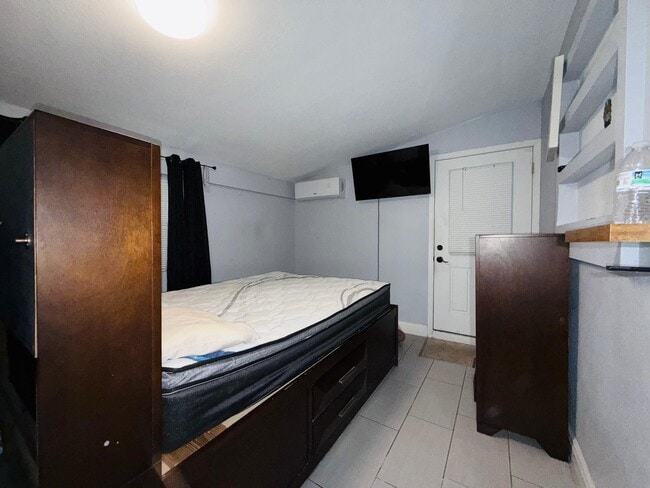 Building Photo - 2615 N Beaumont Ave