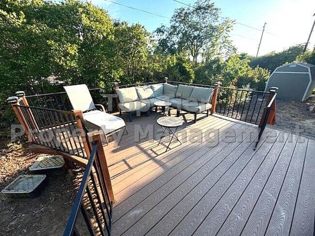 Building Photo - 3 Bed/ 2 Bath Spacious Family Home with Su...