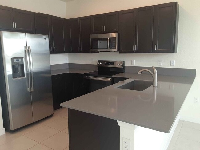 Building Photo - 10070 W Villa Cir