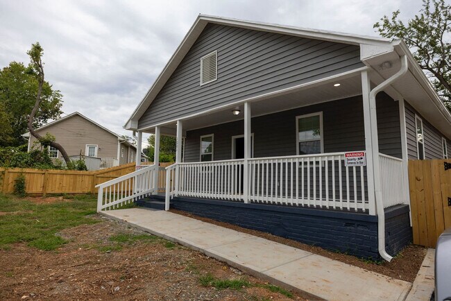 Building Photo - 1001 E Morehead St