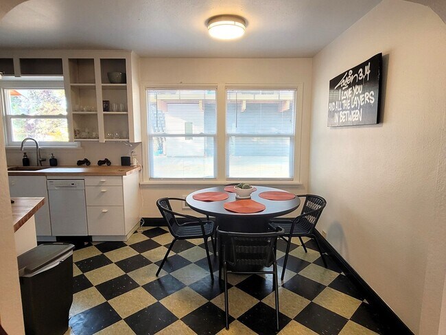 Building Photo - Charming Single-level Home, Fully Furnished + WIFI. Convenient NE Location! Pilot Butte, Downtown.