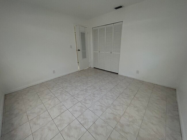 Building Photo - 6140 SW 41st Ct