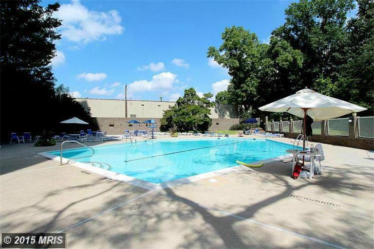 Outdoor pool - 5101 River Rd