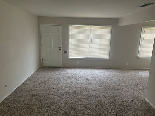 Building Photo - Charming 3 bedroom 2bath home available now!