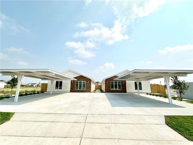 Primary Photo - 2301 E San Andrea St