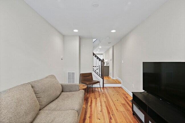 Building Photo - 614 S Port St